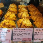 セシュエット - 美しい焼き色のクロワッサン、ダマンドはプラリネクリーム入りや、りんごコンポートとチーズクリーム入りなど