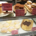 セシュエット - 冷蔵コーナーの魅惑的なスイーツ系、ビクトリアサンドやスコーンサンド、ブラウ二ーやティラミスなど