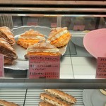 セシュエット - 冷蔵コーナーの魅惑的なスイーツ系、ゴージャスな見た目に惚れるクロワッサンアラクレームや、タマゴサンドGOLD