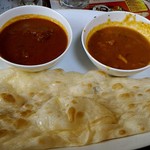 NAINA - 左マトン、右じゃがいもとチキン