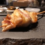 焼き鳥 とりら - 脂乗りが良すぎる部位故に
      敢えて皮を剥いでるとの事、
      ただ串打ちしてる訳とは違うのですね