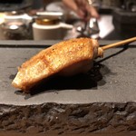 焼き鳥 とりら - とてもジューシーな手羽です
      獣の様に齧り付ける至極の一品！