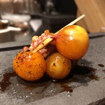 焼き鳥 とりら - 今や、インスタ映えな一品として御馴染みですが、
      食べても通常の卵黄よりも旨味濃厚で堪りません♬