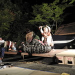 亀の井別荘 - 茅葺門の前で夜神楽見物