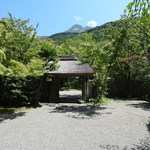 亀の井別荘 - 正面の茅葺門