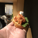 焼き鳥 とりら - 使用する部位は内緒との事で、 
      何でもスペイン料理のミーガスから
      ヒントを得たとの事。
      相変わらず発想の幅が広いですね！