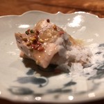 焼き鳥 とりら - 完ぺきに熟成脱水処理された
      雑味一切なしの白肝は、
      大阪の銘店カハラの森さん
      考案の話題の塩ですね！