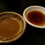 Sakanaya - 自家製のゴマ醤油と土佐醤油です。