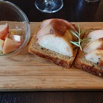 桃の農家カフェ ラペスカ - 桃のカプレーゼと桃のトースト