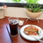 CAFE もこ - 20190805りんごのタタン風ケーキ＆スペシャルティアイスコーヒー・別アングル