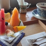 道の喫茶 もり辺 - ジェラートは美味しかったけどフルーツは食べにくかった
            カットに工夫が必要かも