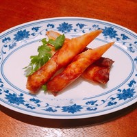 老四川 飄香小院 - フレッシュトウモロコシと海老のスティック春巻き 600円