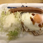 松屋 - メインのソーセージに半熟の目玉焼きにサラダ！