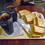ドトールコーヒーショップ - 朝カフェ・セットＢ スモークチキンと半熟たまごサンド（アイスコーヒーＭ）（２人前）