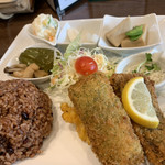 精進cafeふぉい 城北店 - フライドフィッシュ(多分おからパウダー)のランチプレート