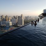 MARINA BAY SANDS - 早朝のプール