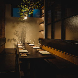 落ち着いた空間の半個室席を完備