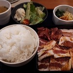 Kokusangyuu Yakiniku Tabehoudai Nikushou Sakai - ４種盛り焼き肉ランチ(大ライス)980円