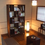 箱根　弓庵 - 喫煙場所です…バリスタマシンが置かれており、コーヒーも飲めます。