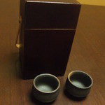 箱根　弓庵 - 日本酒の燗酒は冷えない様にお湯をはった木箱で出てきます。