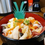 京都大漁丼家 - ぶつ切り丼　680円(税別)。