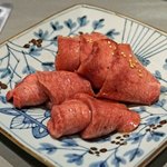 銀座焼肉 Salon de AgingBeef - 極上黒タン塩のと熟成極上タン塩の食べ比べ（タン元）