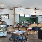 カフェ チャム - 店内雰囲気(^^)
      左のショーケースにはケーキなども(^^)