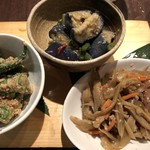 大衆酒場　いこい - 超お得な、おばんざいセット。
            精進料理のように見えますが、きんぴらゴボウにはミンチ肉のような切れ端が僅かに入っています。