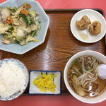 天津 - 日替定食（¥650）野菜炒め、唐揚げ、ミニラーメン