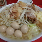 ラーメン二郎 - うずらが浮かぶ