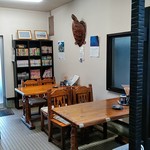 亀の家食堂 - テーブル席２卓