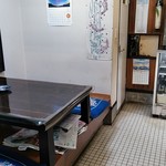 亀の家食堂 - 座敷一卓、奥がお手洗い
