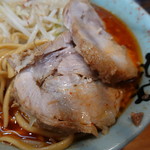 ラーメン二郎 - 分厚いブタが２切れ