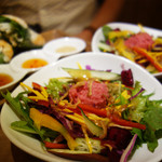 betonamubisutoroajiathiko - ランチに付いているオーガニック野菜サラダ。