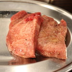 焼肉 誠之介 - 厚切り上タン（2枚は既に食べました）