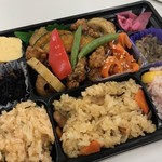 おこわ米八 - 黒酢の チキン野菜和え弁当 925円。3種も入ったおこわが入った嬉しいお弁当です。