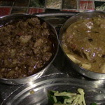 Yatara spice - 左：キーマ　右：ラムとカシューナッツのマサラ
