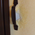 箱根　弓庵 - 唯一気になった、クローゼットの破れ（民宿じゃないんだから…）