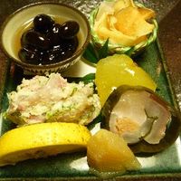 ふぐ・日本料理 喜楽庵 - 先付け・・・黒豆、「きらすまめし」（生のカンパチにおからをまぶした郷土料理、美味しいですよ）、クワイのから揚げ、ヒラメの昆布巻き。ヒラメの昆布巻きがいいお味ですね。