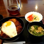 Tonkatsu Aji Dokoro Kura - 丼の裏に漬物が隠れてます