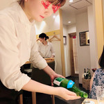 御料理 うえの - 丁寧に丁寧に注いでくださる、福原愛ちゃん似のKちゃんは「うえの」のアイドル♡