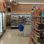 LAWSON - 広い通路に奥にトイレ。