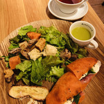 113037017 - ボリューミーなサンドイッチと、ほうれん草のスープ、たっぷりのサラダと、カンパーニュっぽいレーズンバケットのクルトン？