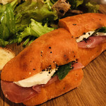 113037018 - トマトを生地に練りこんだトマトパンにチーズとハム。シンプルだけど美味しいです(о´∀`о)