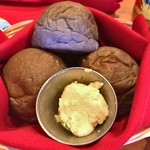 Tiki's Grill & Bar - 紫芋の丸パンとハニーバター