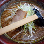 Ramen muteppou - （2012年1月その2）「醤油らーめん」630円也。焦がし醤油味。