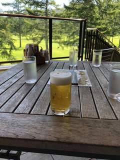 軽井沢72ゴルフ東コースレストラン - 朝のサントリー香るエール生ビールグラス。