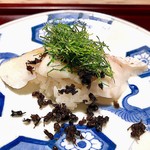 銀座ふじやま - 一本釣りのどぐろおこわ蒸し、紫蘇の実を添えて