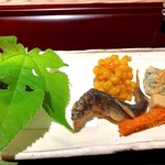 銀座ふじやま - 八寸：もずく・とうもろこしのかき揚げ・豆腐味噌漬け・鮎の素揚げ・半生ばちこ・モロッコいんげん
