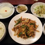 中華料理 錦香源 - 豚と卵とたまねぎの炒め(¥600)